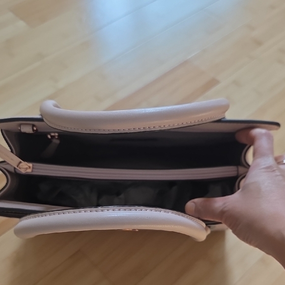 Elegant Tan Handbag - Picture 2 of 6